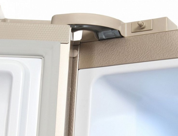 Холодильник HYUNDAI CS5073FV шампань стекло купить с доставкой по Москве и Московской области в интернет-магазине АваТехно