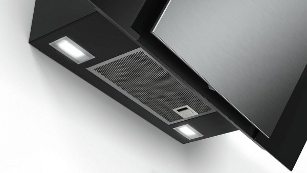 Каминная вытяжка BOSCH DWK 87 BM 60 BK купить с доставкой по Москве и Московской области в интернет-магазине АваТехно